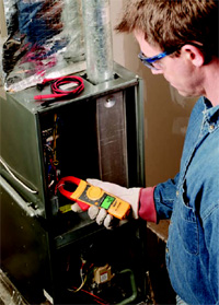 使用鉗形表檢查電流。