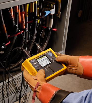 在電力進(jìn)線處連接一臺(tái)電能記錄儀，以進(jìn)行為期 30 天的負(fù)載研究。